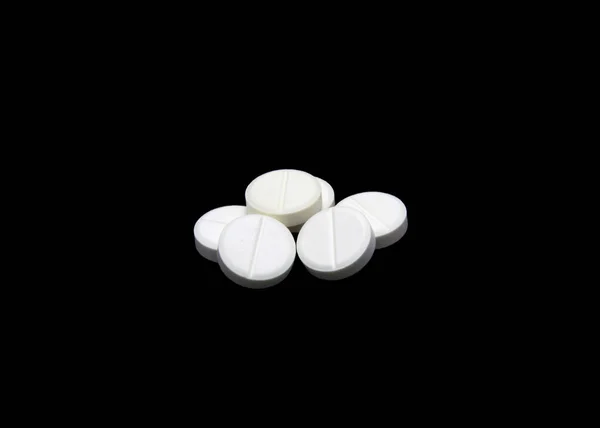 Witte pillen isoltaed op zwart — Stockfoto