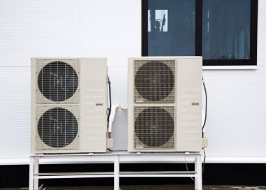 Klimalar yere cephe modern binanın önünde duran iki açık ünite