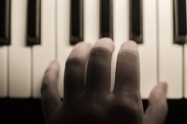 Närbild tonas atmosfäriska foto av fingrar spela piano. nycklar. Koncept: Musik skapar, komponera, lyrics — Stockfoto