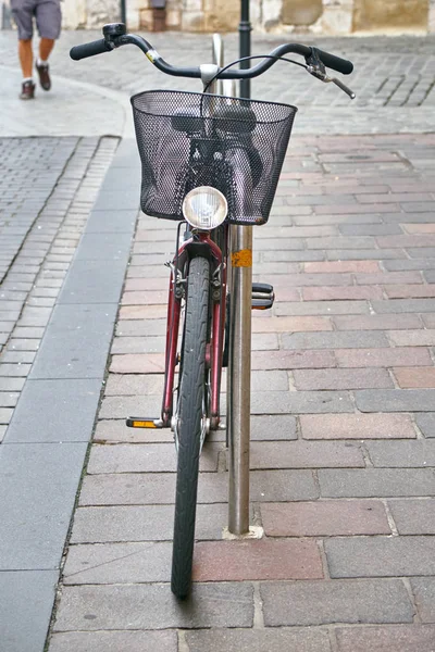 Bicicleta con la cesta en el manillar. Derecho comunitario, libre circulación de mercancías, libre circulación de mercancías, libre circulación de mercancías — Foto de Stock