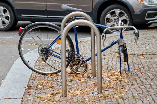 Rower ze skradzionym kołem zaparkowany w pobliżu parkingu dla rowerów. Zniszczony rower, skradziony rower — Zdjęcie stockowe