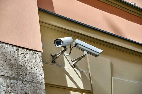 Cctv κάμερα και αισθητήρες στον τοίχο — Φωτογραφία Αρχείου