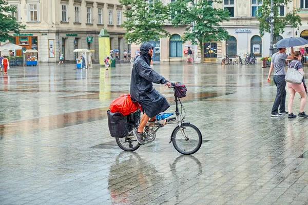Cracovia, viajes, turismo, verano, lluvia, viaje, plaza — Foto de Stock