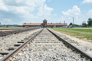 Auschwitz-Birkenau kapısı, demiryolu yolu, turistler