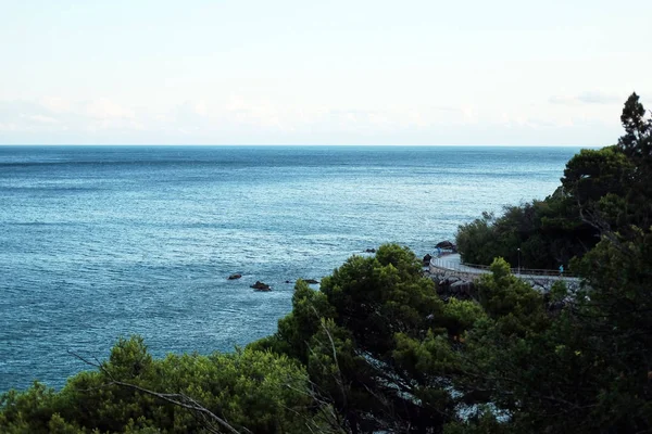 Uçurumun kenarındaki güzel mavi deniz kıyısının manzarası. — Stok fotoğraf