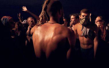 Kalabalığa gösteri sırasında Respublica fest üzerinde görünen adam