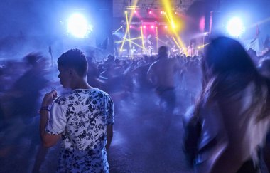 Genç çocuk daire çukur sırasında çalışan kalabalık infront ayakta