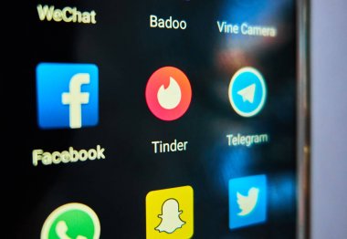 Sosyal medya apps üstünde aygıt perde