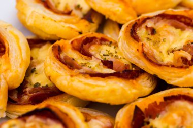 Jambonlu ve peynirli tuzlu kurabiye.