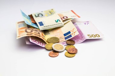Euro para banknot ve madeni paraların izole beyaz arka plan