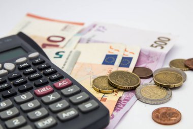 Euro para banknot ve madeni paraların izole hesap makinesi beyaz arka plan ile