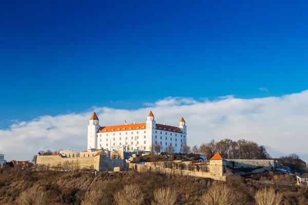 Bratislava castle a řeky Dunaj a krásný západ slunce, Slovensko — Stock fotografie