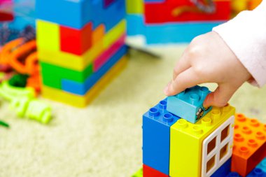 Çocuklar ellerinde çocuk eli olan plastik tuğlalar. Kapat.