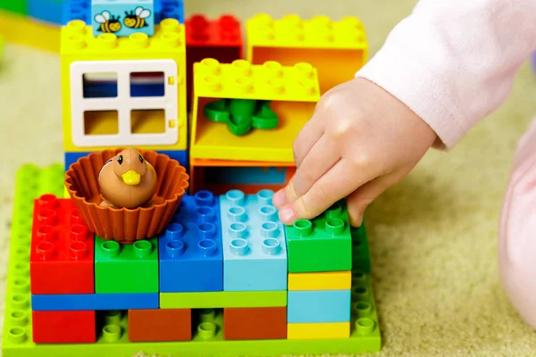 Çocuklar ellerinde çocuk eli olan plastik tuğlalar. Kapat.