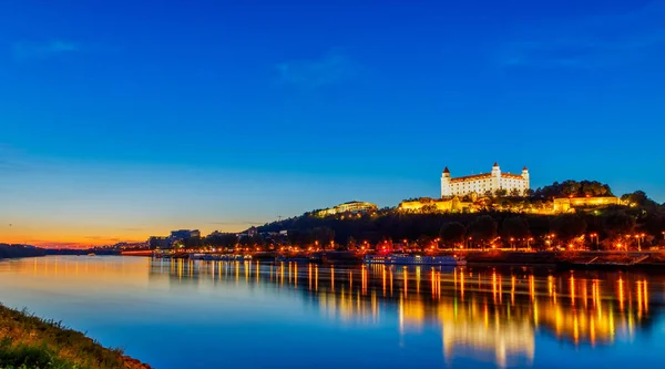 Château de Bratislava avec le Danube. Beau coucher de soleil. Slovaquie. Bratislava — Photo