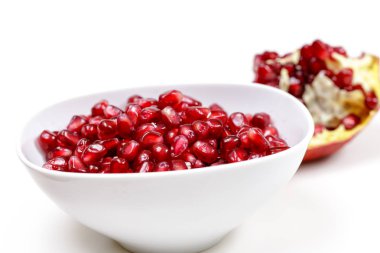 Nar tohumları beyaz arkaplanda kapanır