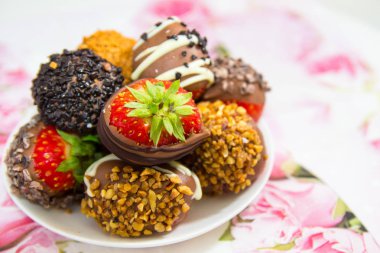 Masada fındıklı çikolataya batırılmış çilekler. Kapat.