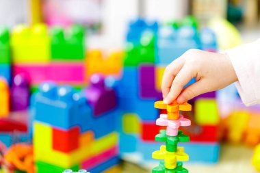 Çocuklar ellerinde çocuk eli olan plastik tuğlalar. Kapat.