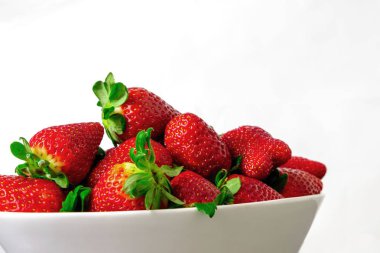 Beyaz arka planlı beyaz kasede çilek