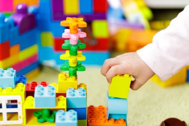 Çocuklar ellerinde çocuk eli olan plastik tuğlalar. Kapat.