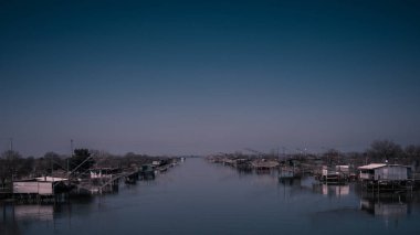 Comacchio kanallarında balıkçı kulübeleri Capanni da pesca