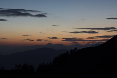 Dağlarda gün batımı, manzara