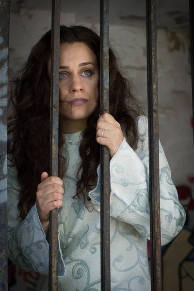 Parmaklıklar arkasında çılgın kız