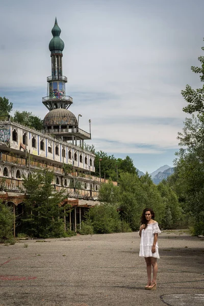 Kobieta w białej sukni w miasto duchów — Zdjęcie stockowe