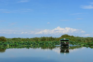 Su aynaya gelen tekne