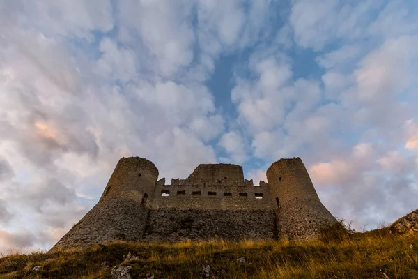 Bir dağın kale veya Provinc rocca Rocca Calascio olduğunu