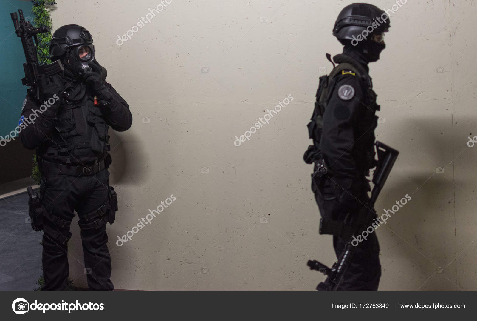 Conjunto de pessoas com arma de mão. personagens femininos masculinos  jogando paintball, policial em uniforme e caçador com rifle, criminoso com  pistola isolada no fundo branco. ilustração em vetor de desenho animado