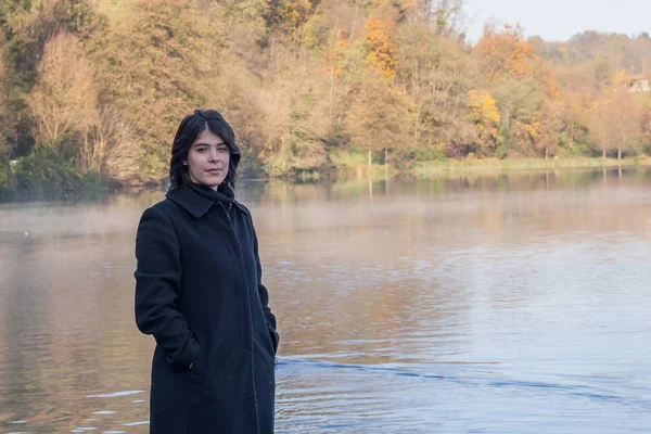 Nehir kıyısında saçları olan kız.