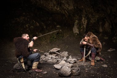 bir mağarada iki Vikingler dinlenme
