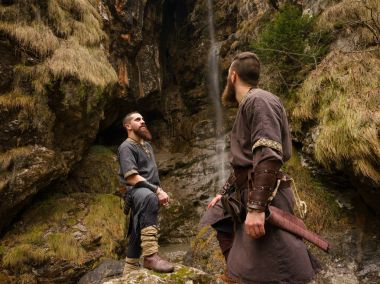 bir şelale altında iki Vikingler