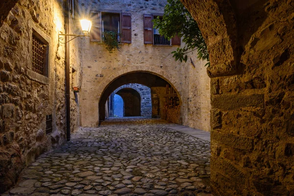 Gün batımında ortaçağ köyü