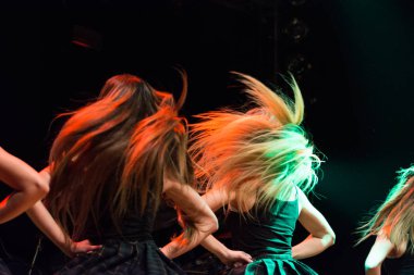 İrlandalı dansçılar gerçekleştirir canlı müzik kulübünde (Mi) 16-03-2018