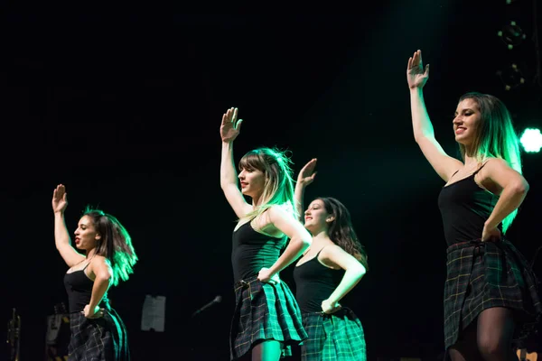 İrlandalı dansçılar gerçekleştirir canlı müzik kulübünde (Mi) 16-03-2018