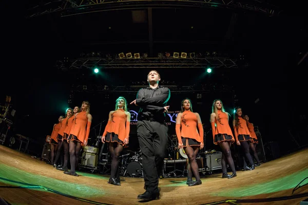 İrlandalı dansçılar gerçekleştirir canlı müzik kulübünde (Mi) 16-03-2018