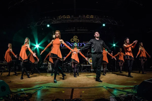 İrlandalı dansçılar gerçekleştirir canlı müzik kulübünde (Mi) 16-03-2018