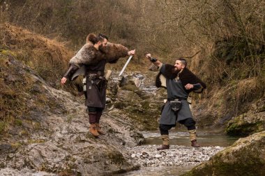 İki viking savaşçıları kılıç ile düello
