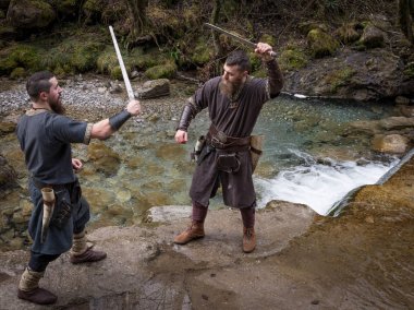 İki viking savaşçıları kılıç ile düello