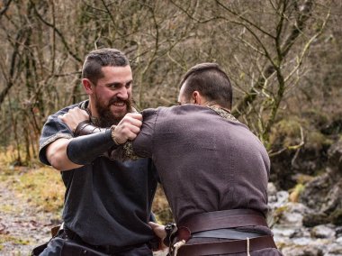 ormandaki çıplak elleriyle iki Viking savaşçıları mücadele
