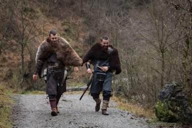 iki Viking savaşçıları bir antik orman yolunda yürümek