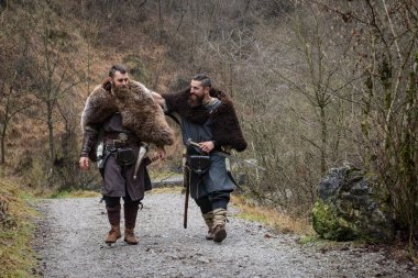 iki Viking savaşçıları bir antik orman yolunda yürümek