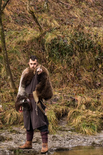 ヴァイキングの戦士に挑戦する川の銀行に相手 — ストック写真