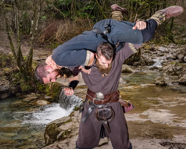 森で素手で戦う 2 つのバイキング戦士 — ストック写真