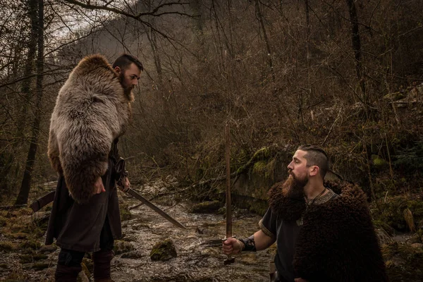 nehir kıyısında ormandaki iki Vikingler