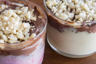 Tatlı kaşığı iki kremler ve badem ile saydam içinde iki tatlılar