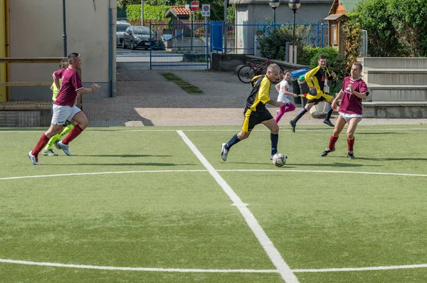 As Pessoas Jogando Futebol No Quintal Se Juntaram Em Círculo Durante O Tempo Todo Foto de Stock - Imagem de ativo, jardim: 205153134