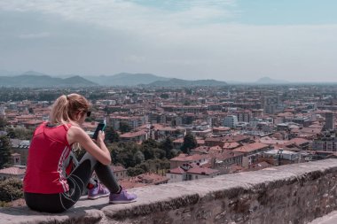 o manzara ile kul Bergamo şehir manzaralı oturmuş